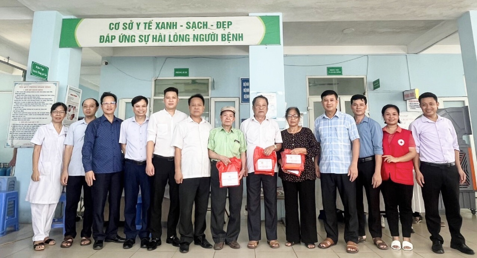 Xã Thọ Xuân tổ chức khám, tư vấn sức khỏe, tặng thuốc, tặng quà cho đối tượng chính sách người có công với cách mạng nhân kỷ niệm 77 năm ngày Thương binh liệt sỹ (27/7/1947 – 27/7/2024)