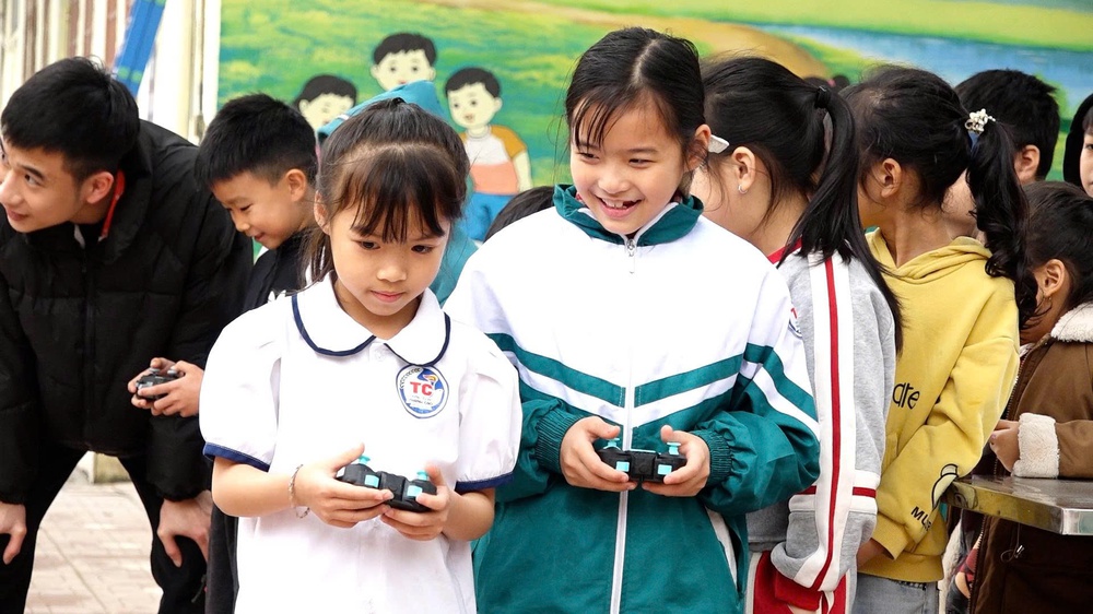 STEM DAY "KHÁM PHÁ THẾ GIỚI STEM": HỌC SINH TRẢI NGHIỆM ĐỂ HÌNH THÀNH NĂNG LỰC CÔNG DÂN SỐ- Ảnh 10.