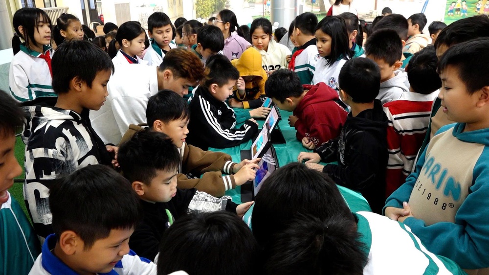 STEM DAY "KHÁM PHÁ THẾ GIỚI STEM": HỌC SINH TRẢI NGHIỆM ĐỂ HÌNH THÀNH NĂNG LỰC CÔNG DÂN SỐ- Ảnh 5.