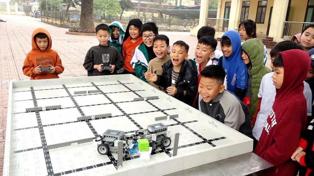 STEM DAY "KHÁM PHÁ THẾ GIỚI STEM": HỌC SINH TRẢI NGHIỆM ĐỂ HÌNH THÀNH NĂNG LỰC CÔNG DÂN SỐ- Ảnh 4.