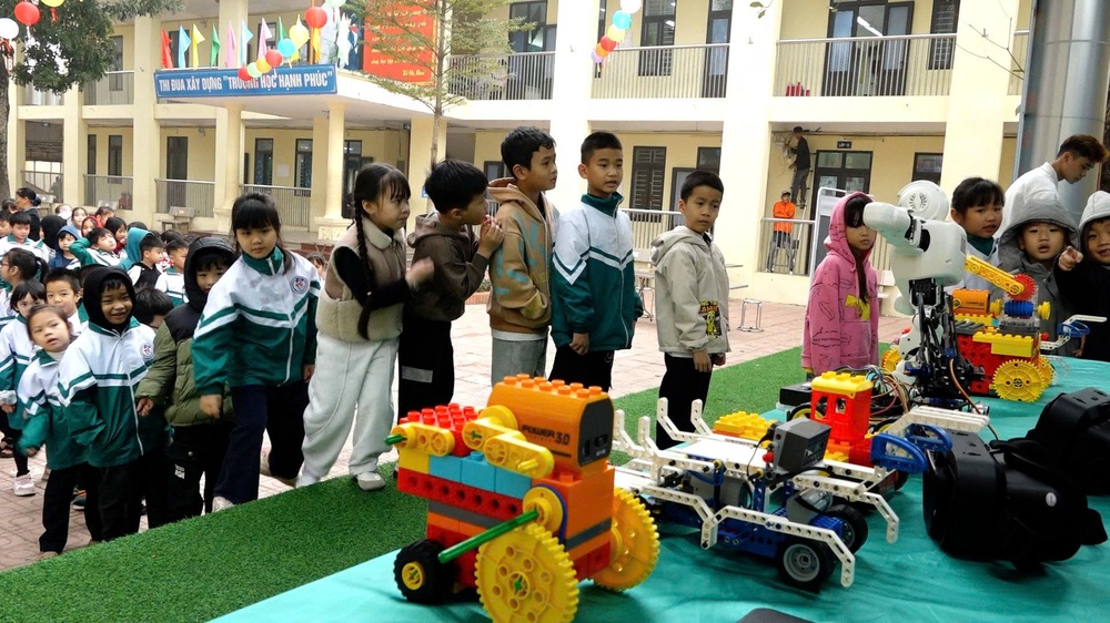 STEM DAY "KHÁM PHÁ THẾ GIỚI STEM": HỌC SINH TRẢI NGHIỆM ĐỂ HÌNH THÀNH NĂNG LỰC CÔNG DÂN SỐ- Ảnh 3.