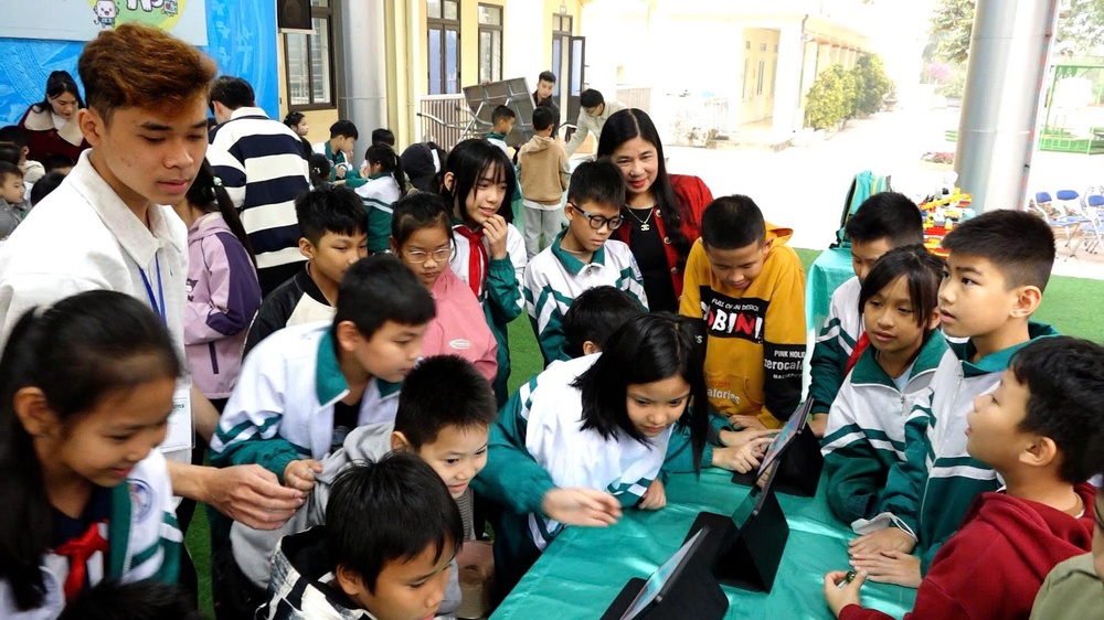 STEM DAY "KHÁM PHÁ THẾ GIỚI STEM": HỌC SINH TRẢI NGHIỆM ĐỂ HÌNH THÀNH NĂNG LỰC CÔNG DÂN SỐ- Ảnh 6.
