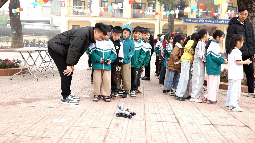 STEM DAY "KHÁM PHÁ THẾ GIỚI STEM": HỌC SINH TRẢI NGHIỆM ĐỂ HÌNH THÀNH NĂNG LỰC CÔNG DÂN SỐ- Ảnh 9.