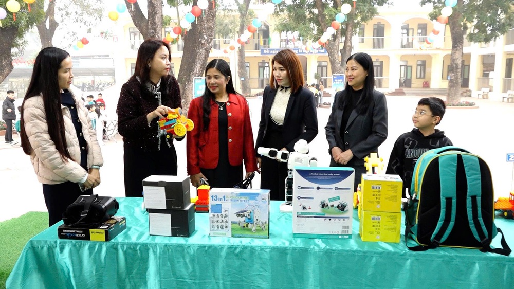 STEM DAY "KHÁM PHÁ THẾ GIỚI STEM": HỌC SINH TRẢI NGHIỆM ĐỂ HÌNH THÀNH NĂNG LỰC CÔNG DÂN SỐ- Ảnh 8.