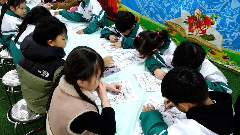 STEM DAY "KHÁM PHÁ THẾ GIỚI STEM": HỌC SINH TRẢI NGHIỆM ĐỂ HÌNH THÀNH NĂNG LỰC CÔNG DÂN SỐ- Ảnh 7.