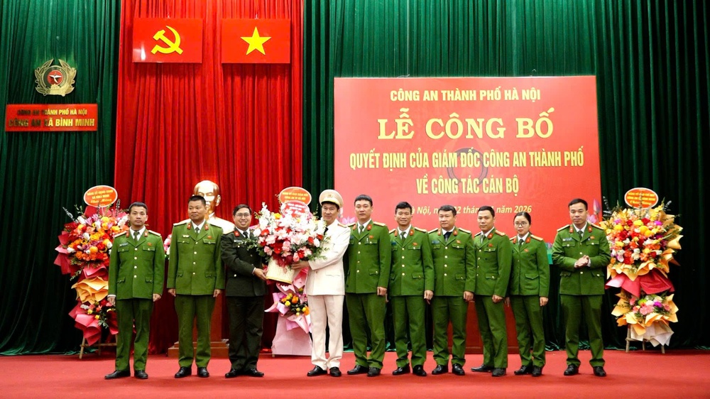LỄ CÔNG BỐ QUYẾT ĐỊNH CỦA CÔNG AN THÀNH PHỐ VỀ CÔNG TÁC CÁN BỘ ĐỐI VỚI CÔNG AN XÃ BÌNH MINH- Ảnh 7.