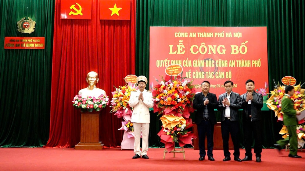 LỄ CÔNG BỐ QUYẾT ĐỊNH CỦA CÔNG AN THÀNH PHỐ VỀ CÔNG TÁC CÁN BỘ ĐỐI VỚI CÔNG AN XÃ BÌNH MINH- Ảnh 9.