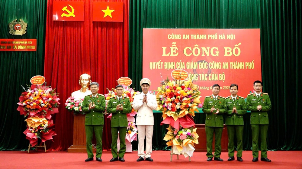 LỄ CÔNG BỐ QUYẾT ĐỊNH CỦA CÔNG AN THÀNH PHỐ VỀ CÔNG TÁC CÁN BỘ ĐỐI VỚI CÔNG AN XÃ BÌNH MINH- Ảnh 8.