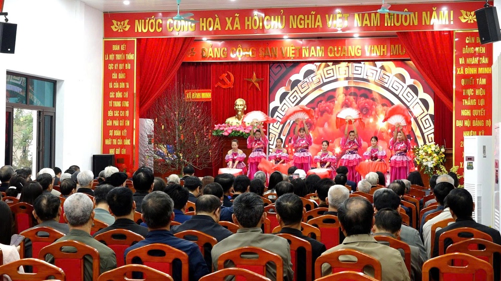 Xã Bình Minh: Trang trọng tổ chức lễ kỷ niệm 96 năm Ngày thành lập Đảng và trao Huy hiệu Đảng đợt 3/2- Ảnh 4.