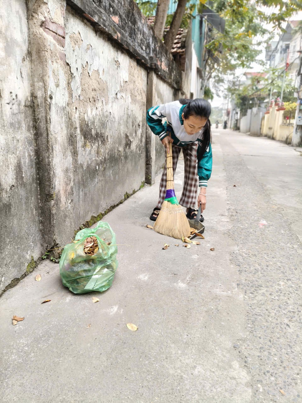 VỆ SINH MÔI TRƯỜNG: BẮT ĐẦU TỪ MỖI GIA ĐÌNH, LAN TOẢ TỪ MỖI NHÀ TRƯỜNG, TRỞ THÀNH THÓI QUEN CỦA CỘNG ĐỒNG- Ảnh 2.