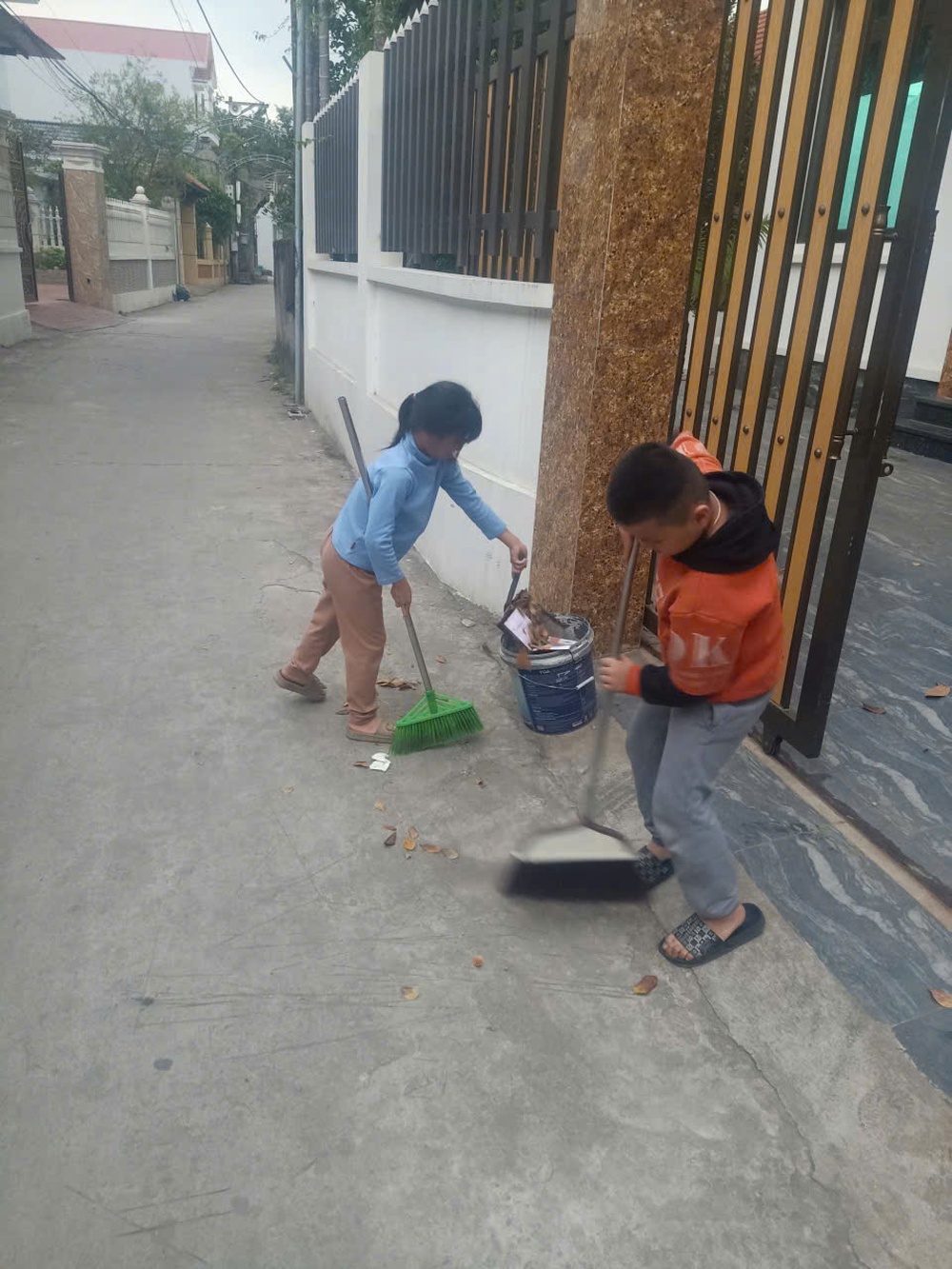 VỆ SINH MÔI TRƯỜNG: BẮT ĐẦU TỪ MỖI GIA ĐÌNH, LAN TOẢ TỪ MỖI NHÀ TRƯỜNG, TRỞ THÀNH THÓI QUEN CỦA CỘNG ĐỒNG- Ảnh 3.