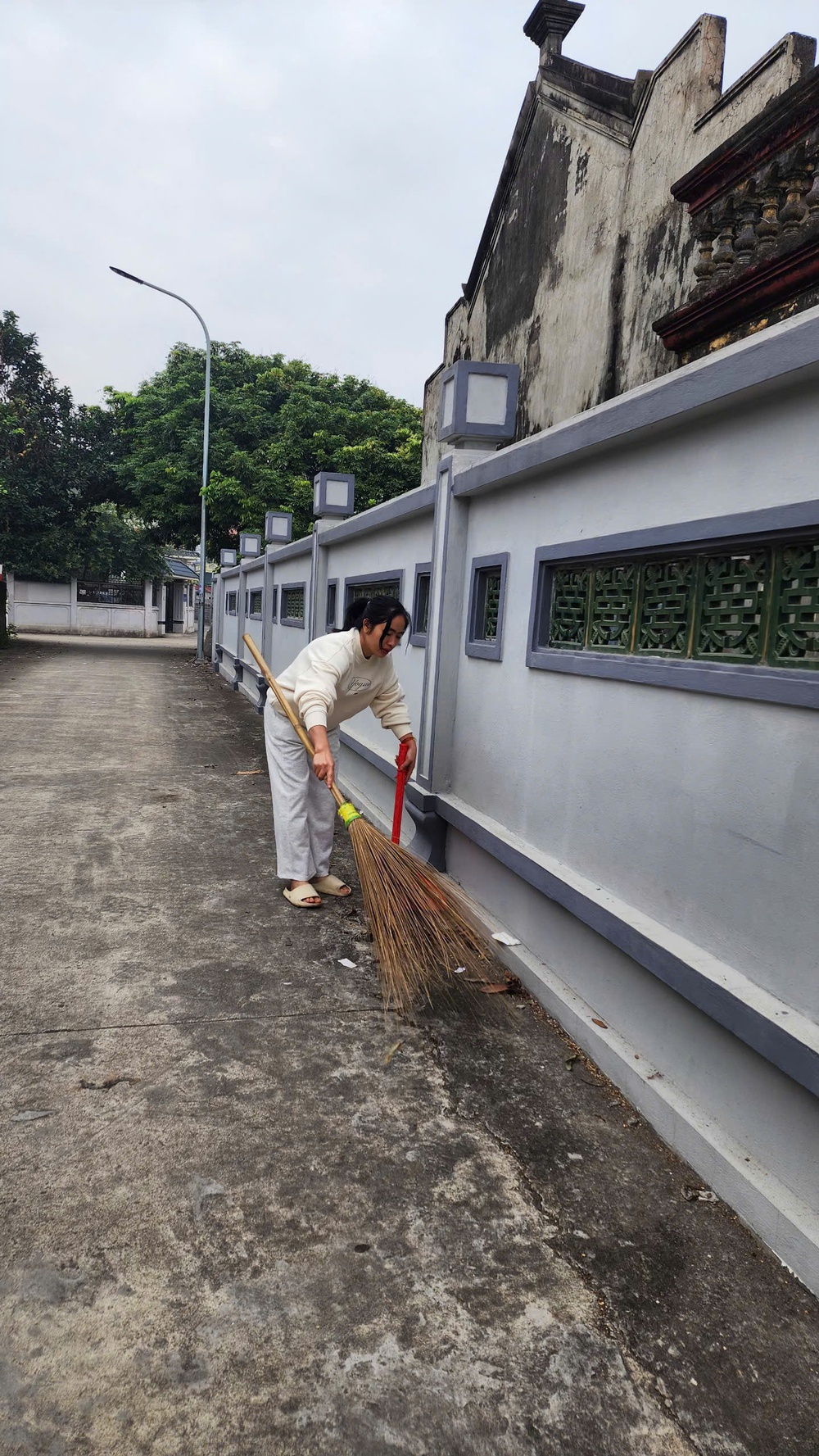 VỆ SINH MÔI TRƯỜNG: BẮT ĐẦU TỪ MỖI GIA ĐÌNH, LAN TOẢ TỪ MỖI NHÀ TRƯỜNG, TRỞ THÀNH THÓI QUEN CỦA CỘNG ĐỒNG- Ảnh 4.