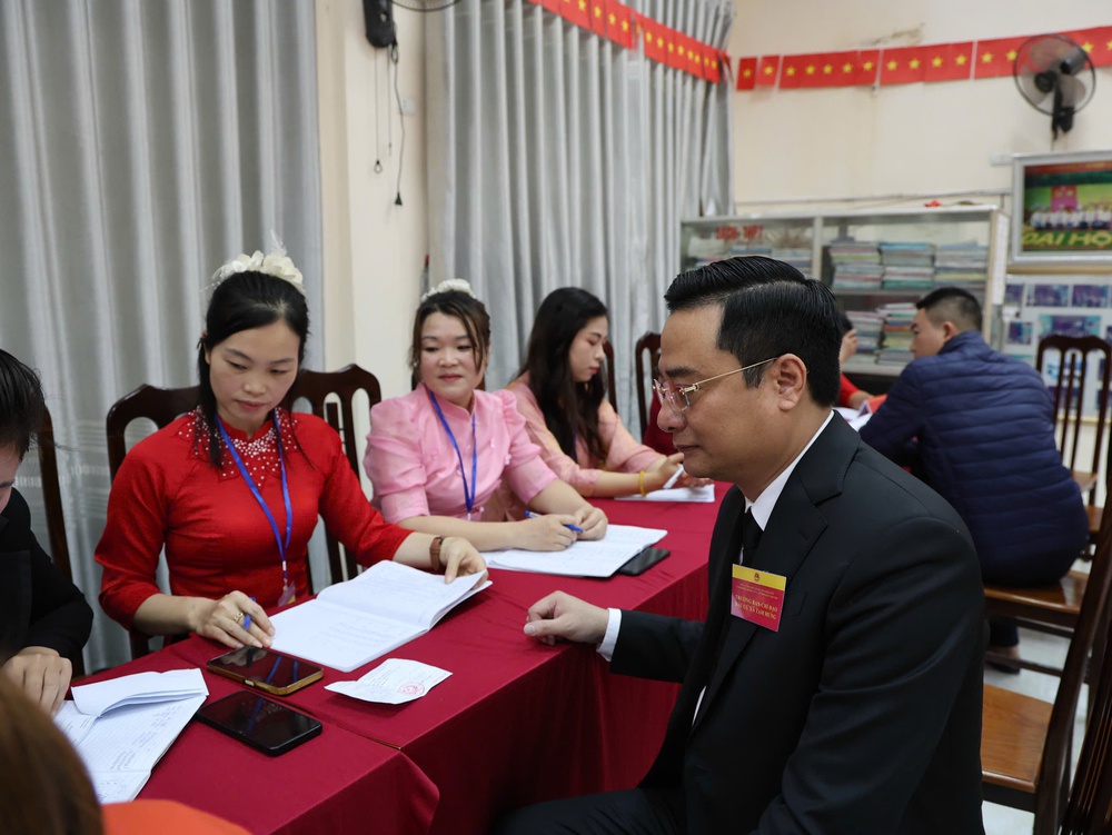 KHI ỨNG CỬ VIÊN HĐND THÀNH PHỐ THỰC HIỆN QUYỀN BẦU CỬ Ở QUÊ HƯƠNG- Ảnh 4.