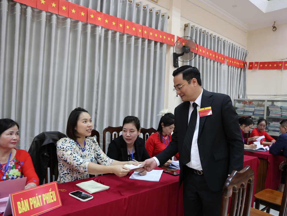 KHI ỨNG CỬ VIÊN HĐND THÀNH PHỐ THỰC HIỆN QUYỀN BẦU CỬ Ở QUÊ HƯƠNG- Ảnh 3.