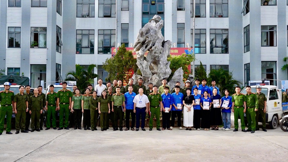 PHÁT ĐỘNG CHIẾN DỊCH TRUYỀN THÔNG PHÒNG, CHỐNG MA TÚY VÀ RA QUÂN CAO ĐIỂM TẤN CÔNG, TRẤN ÁP TỘI PHẠM MA TÚY- Ảnh 11.