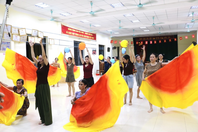 Lãnh đạo Trung tâm VHTT&TT xã kiểm tra công tác tập luyện chuẩn bị tham gia Liên hoan Nghệ thuật quần chúng xã Quốc Oai lần thứ I năm 2025- Ảnh 4.