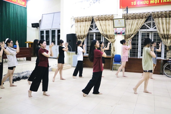 Lãnh đạo Trung tâm VHTT&TT xã kiểm tra công tác tập luyện chuẩn bị tham gia Liên hoan Nghệ thuật quần chúng xã Quốc Oai lần thứ I năm 2025- Ảnh 6.