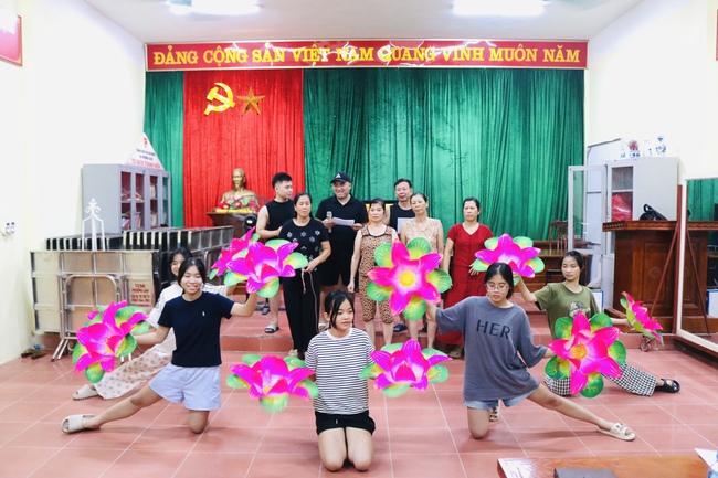 Lãnh đạo Trung tâm VHTT&TT xã kiểm tra công tác tập luyện chuẩn bị tham gia Liên hoan Nghệ thuật quần chúng xã Quốc Oai lần thứ I năm 2025- Ảnh 1.