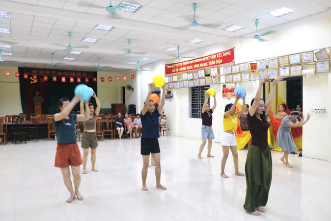Lãnh đạo Trung tâm VHTT&TT xã kiểm tra công tác tập luyện chuẩn bị tham gia Liên hoan Nghệ thuật quần chúng xã Quốc Oai lần thứ I năm 2025- Ảnh 3.