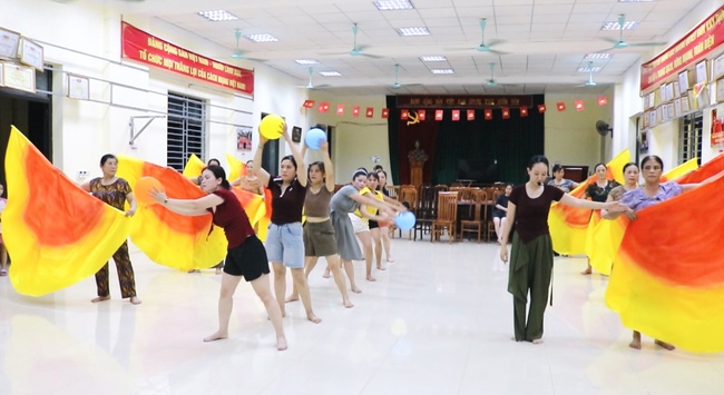 Lãnh đạo Trung tâm VHTT&TT xã kiểm tra công tác tập luyện chuẩn bị tham gia Liên hoan Nghệ thuật quần chúng xã Quốc Oai lần thứ I năm 2025- Ảnh 2.