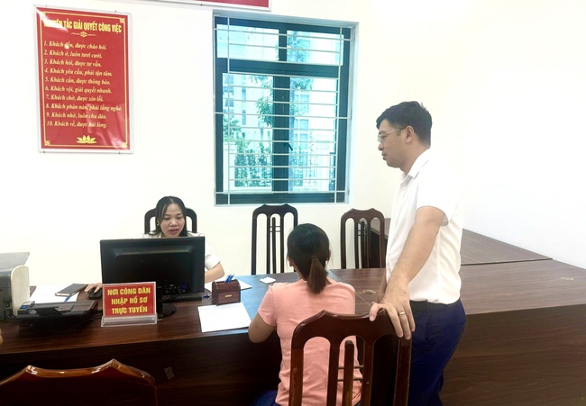 Phó Chủ tịch UBND xã kiểm tra hoạt động tại Điểm phục vụ hành chính công khu vực Sài Sơn- Ảnh 3.