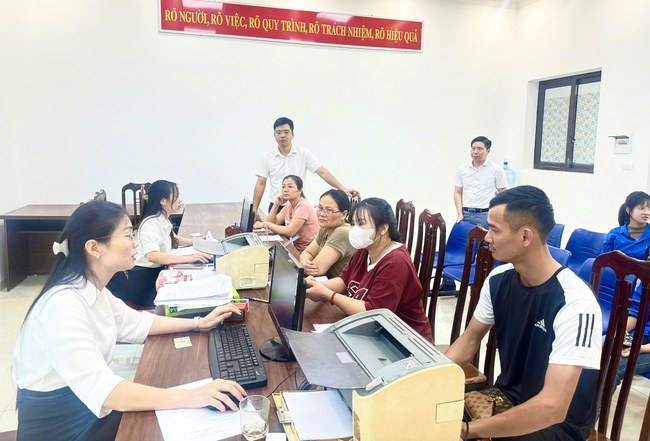 Phó Chủ tịch UBND xã kiểm tra hoạt động tại Điểm phục vụ hành chính công khu vực Sài Sơn- Ảnh 1.