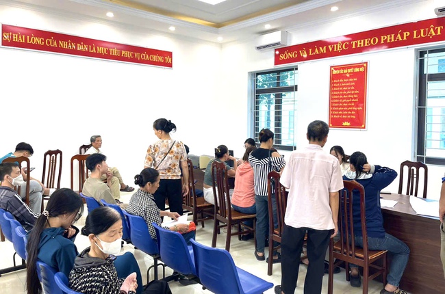 Phó Chủ tịch UBND xã kiểm tra hoạt động tại Điểm phục vụ hành chính công khu vực Sài Sơn- Ảnh 4.