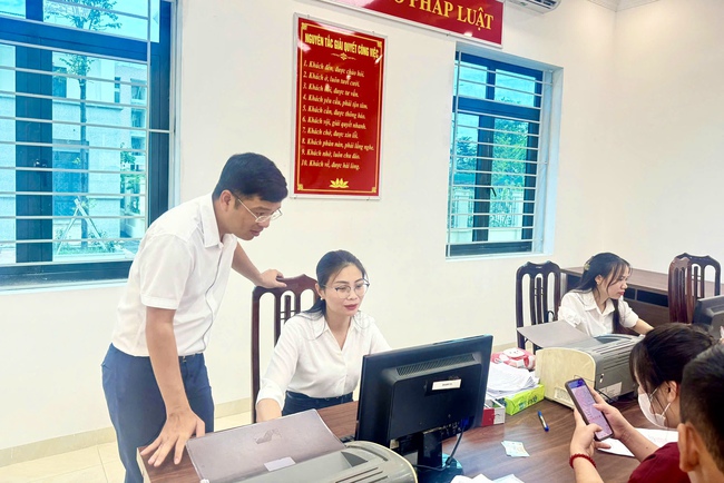Phó Chủ tịch UBND xã kiểm tra hoạt động tại Điểm phục vụ hành chính công khu vực Sài Sơn- Ảnh 2.