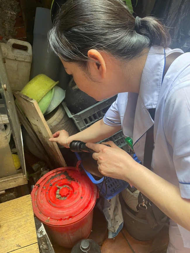 PHƯỜNG VĂN MIẾU – QUỐC TỬ GIÁM TĂNG CƯỜNG CÔNG TÁC PHÒNG, CHỐNG DỊCH BỆNH SỐT XUẤT HUYẾT PHỤC VỤ CAO ĐIỂM KỶ NIỆM 80 NĂM CÁCH MẠNG THÁNG TÁM VÀ QUỐC KHÁNH 2/9- Ảnh 3.