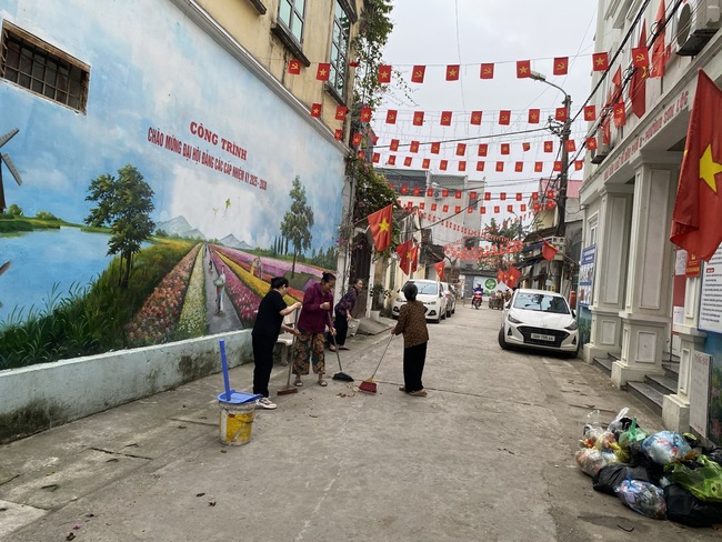 PHƯỜNG SƠN TÂY ĐỒNG LOẠT RA QUÂN TRỒNG, CHĂM SÓC CÂY XANH VÀ VỆ SINH MÔI TRƯỜNG- Ảnh 1.