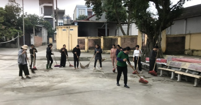 PHƯỜNG SƠN TÂY ĐỒNG LOẠT RA QUÂN TRỒNG, CHĂM SÓC CÂY XANH VÀ VỆ SINH MÔI TRƯỜNG- Ảnh 4.