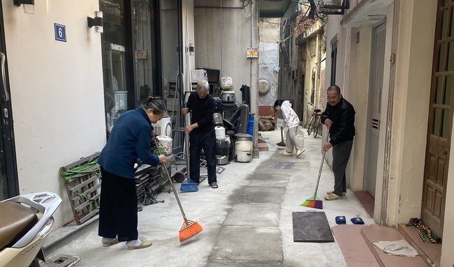 PHƯỜNG SƠN TÂY ĐỒNG LOẠT RA QUÂN TRỒNG, CHĂM SÓC CÂY XANH VÀ VỆ SINH MÔI TRƯỜNG- Ảnh 2.