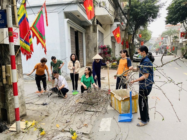 PHƯỜNG SƠN TÂY ĐỒNG LOẠT RA QUÂN TRỒNG, CHĂM SÓC CÂY XANH VÀ VỆ SINH MÔI TRƯỜNG- Ảnh 3.