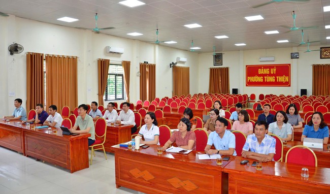 Phường Tùng Thiện tham dự trực tuyến lớp bồi dưỡng nâng cao năng lực, xử lý tình huống thực tiễn đối với đội ngũ cán bộ cơ sở. - Ảnh 1.