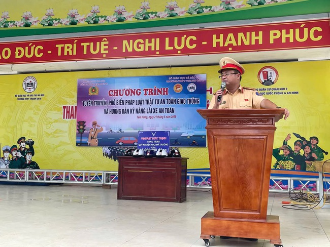 Công an xã Tam Hưng tuyên truyền bảo đảm an toàn giao thông cho gần 2.000 học sinh Trường THPT Thanh Oai B- Ảnh 3.