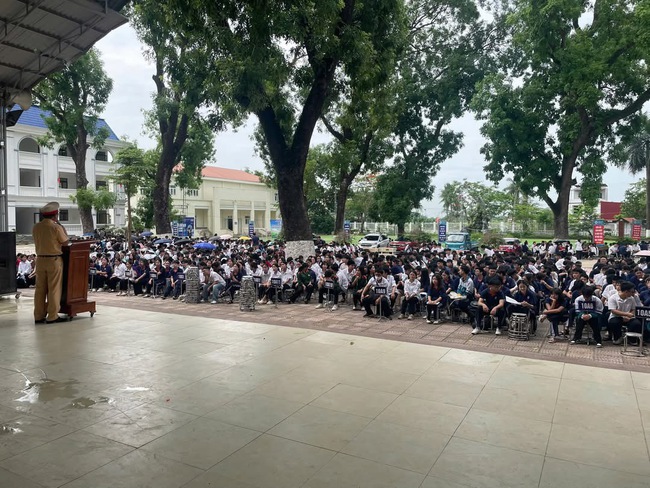 Công an xã Tam Hưng tuyên truyền bảo đảm an toàn giao thông cho gần 2.000 học sinh Trường THPT Thanh Oai B- Ảnh 4.
