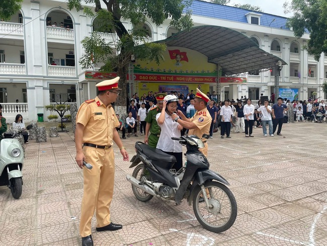 Công an xã Tam Hưng tuyên truyền bảo đảm an toàn giao thông cho gần 2.000 học sinh Trường THPT Thanh Oai B- Ảnh 6.