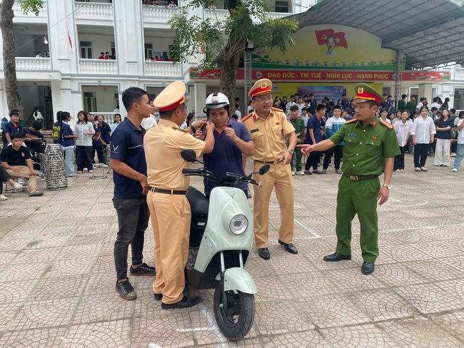 Công an xã Tam Hưng tuyên truyền bảo đảm an toàn giao thông cho gần 2.000 học sinh Trường THPT Thanh Oai B- Ảnh 5.