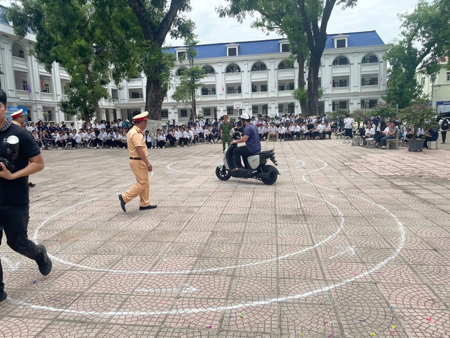 Công an xã Tam Hưng tuyên truyền bảo đảm an toàn giao thông cho gần 2.000 học sinh Trường THPT Thanh Oai B- Ảnh 7.