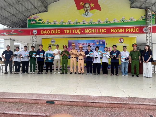 Công an xã Tam Hưng tuyên truyền bảo đảm an toàn giao thông cho gần 2.000 học sinh Trường THPT Thanh Oai B- Ảnh 1.