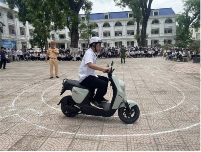 Công an xã Tam Hưng tuyên truyền bảo đảm an toàn giao thông cho gần 2.000 học sinh Trường THPT Thanh Oai B- Ảnh 8.