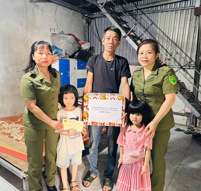 Công an xã Tam Hưng và lực lượng ANCS thăm hỏi, tặng quà thành viên tham gia bảo vệ ANTT và các em nhỏ có hoàn cảnh khó khăn- Ảnh 2.