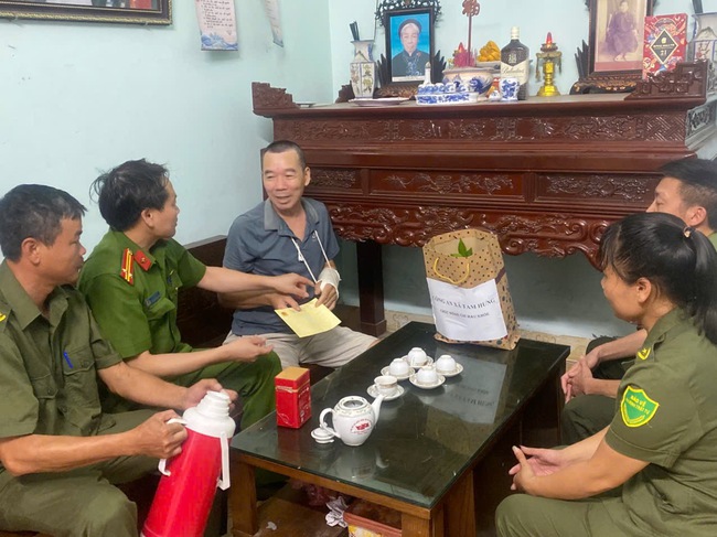 Công an xã Tam Hưng và lực lượng ANCS thăm hỏi, tặng quà thành viên tham gia bảo vệ ANTT và các em nhỏ có hoàn cảnh khó khăn- Ảnh 1.