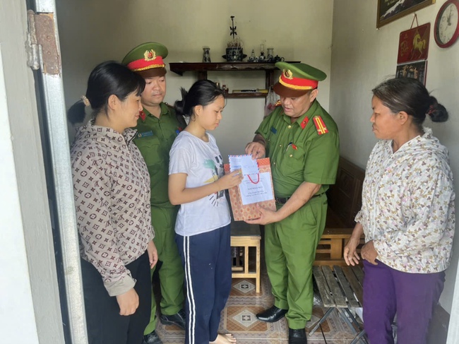 Công an xã Tam Hưng động viên học sinh có hoàn cảnh khó khăn trước kỳ thi vào lớp 10 - Ảnh 1.
