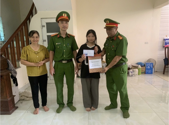 Công an xã Tam Hưng động viên học sinh có hoàn cảnh khó khăn trước kỳ thi vào lớp 10 - Ảnh 2.