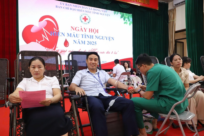 SÔI NỔI NGÀY HỘI HIẾN MÁU TÌNH NGUYỆN NĂM 2025 XÃ HỒNG VÂN- Ảnh 1.