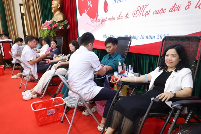 SÔI NỔI NGÀY HỘI HIẾN MÁU TÌNH NGUYỆN NĂM 2025 XÃ HỒNG VÂN- Ảnh 2.