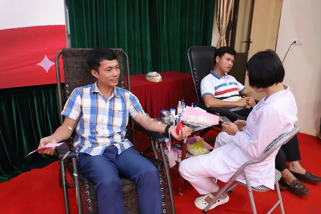 SÔI NỔI NGÀY HỘI HIẾN MÁU TÌNH NGUYỆN NĂM 2025 XÃ HỒNG VÂN- Ảnh 8.