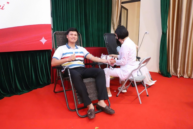 SÔI NỔI NGÀY HỘI HIẾN MÁU TÌNH NGUYỆN NĂM 2025 XÃ HỒNG VÂN- Ảnh 3.