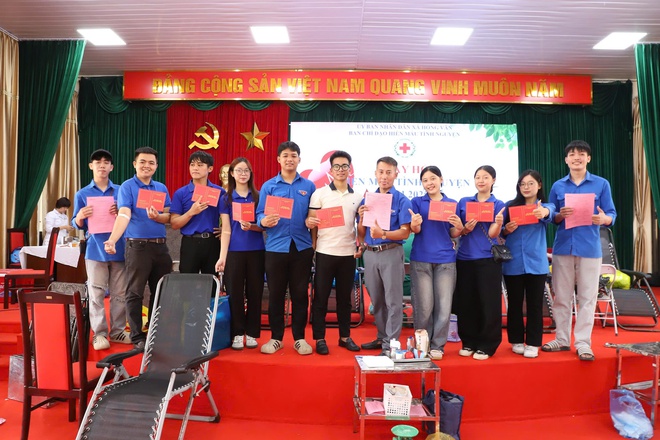 SÔI NỔI NGÀY HỘI HIẾN MÁU TÌNH NGUYỆN NĂM 2025 XÃ HỒNG VÂN- Ảnh 4.